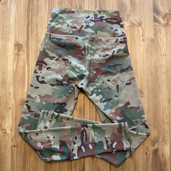 Aritzia TNA Camo Leggings mid-rise size small. - Picture 3 of 3